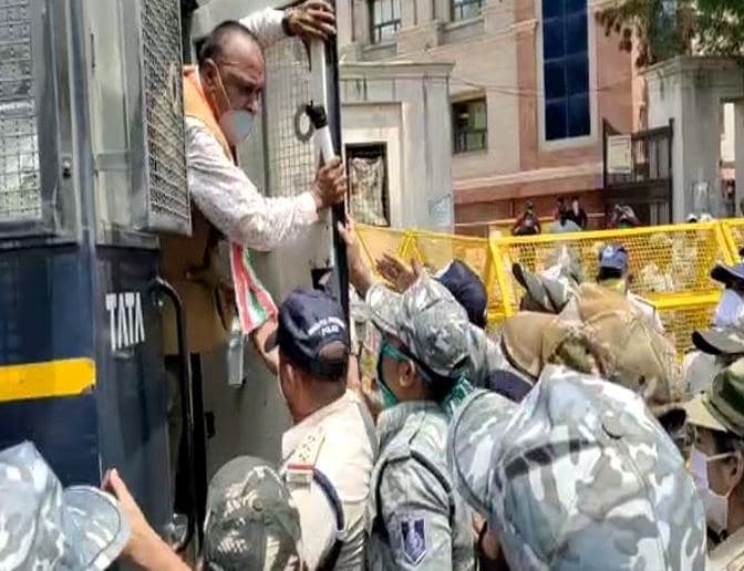 MP: कांग्रेसियों की पुलिस से झड़प के बाद हंगामा, अध्यक्ष सहित कई नेता गिरफ्तार