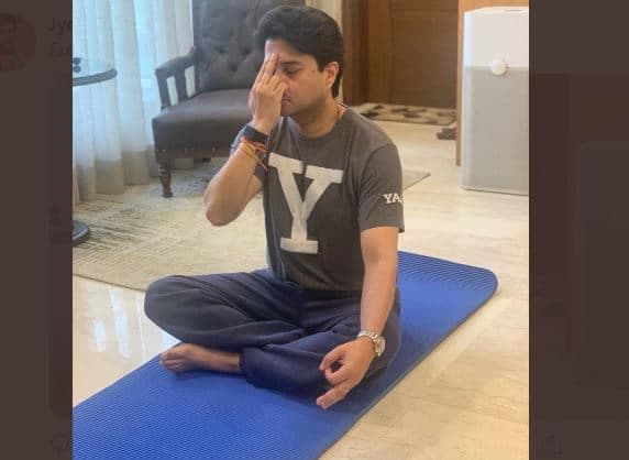 Special : पहले सिंधिया ने किया योग और फिर फादर्स डे पर पिता को किया ऐसे याद