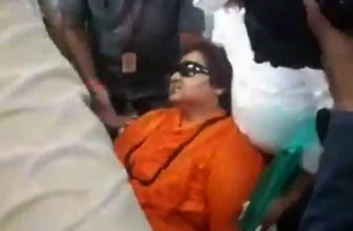 Bhopal सांसद साध्वी प्रज्ञा की तबियत बिगड़ी, BJP कार्यालय में बेहोश होकर गिरीं