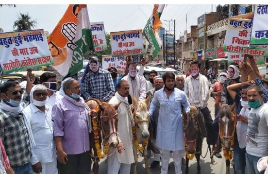 PM-CM के मुखौटे के साथ खच्चर की सवारी, कांग्रेस का तंज-ऐसा होगा आत्म निर्भर भारत