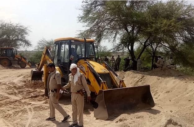 चम्बल राजघाट पर डंप रेत को फैलाती थ्रीडी मशीन, हज़ारों ट्रॉली रेत की गई नष्ट