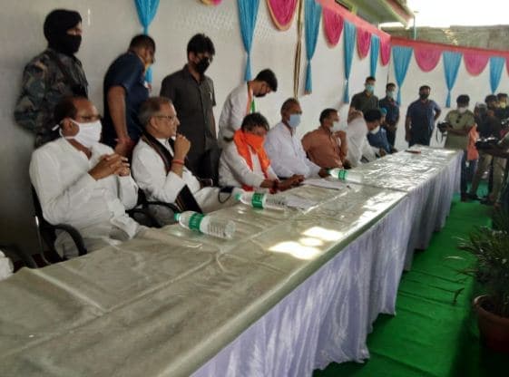 मंच पर बिना मास्क के बैठे रहे सांसद, सोशल डिस्टेंस की उड़ी धज्जियां