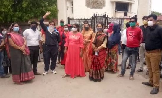 फीस वृद्धि और वसूली के विरोध मे अभिभावको ने किया निजी स्कूल के सामने प्रदर्शन