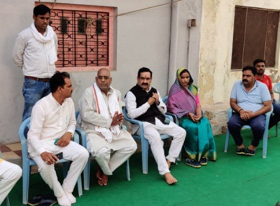 ज़िला ग्रामीण अध्यक्ष के घर पहुंचकर ग्रहमंत्री ने व्यक्त की शोक संवेदना