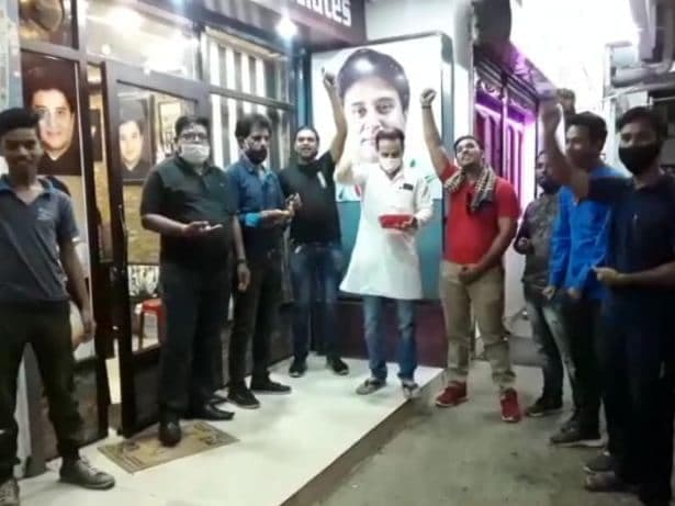 सिंधिया के सांसद बनते ही झूम उठे समर्थक, सड़कों पर बांटी मिठाई