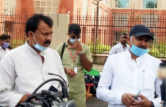 कांग्रेस को झटका, सपा-बसपा विधायक ने भाजपा के पक्ष में डाला वोट