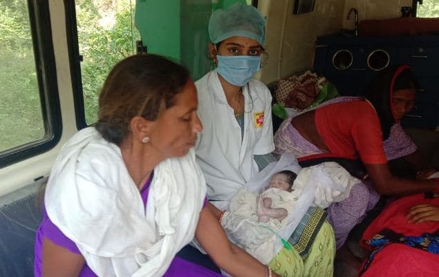 एम्बुलेंस में प्रसुता ने दिया बेटी को जन्म, जच्चा-बच्चा सुरक्षित