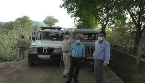 अवैध उत्खनन पर पुलिस और प्रशासन की दबिश, एसआई से अभद्रता