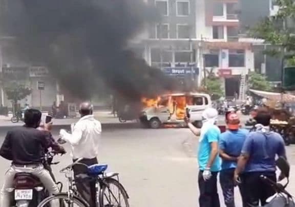 चलती वैन में लगी आग, लोगों ने कूदकर बचाई जान
