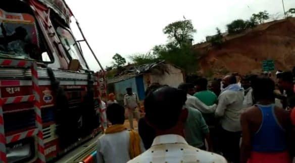 तेज रफ़्तार ट्रक ने तीन बच्चों को रौंदा, गुस्साए लोगों ने की तोड़फोड़, लगाया जाम
