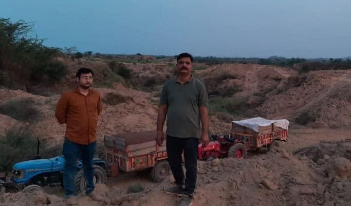 अवैध रेत उत्खनन पर एसडीएम की रेड, रेत से भरे 10 ट्रैक्टर ट्रॉलियां जब्त