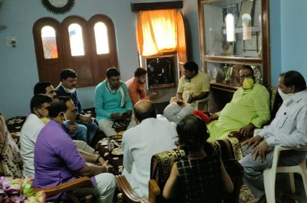 नियमों को ताक पर रख कंटेनमेंट जोन में पहुंचे पूर्व मंत्री