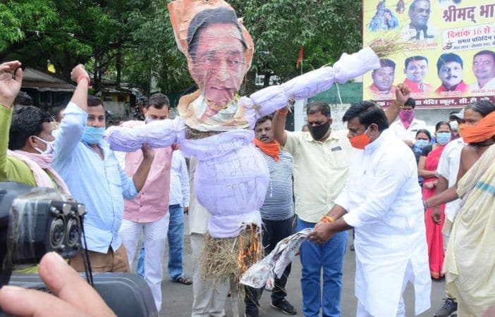 बीजेपी विधायक रामेश्वर ने फूंका कमलनाथ का पुतला, बोले-‘सेना के खून की दलाल है कांग्रेस’