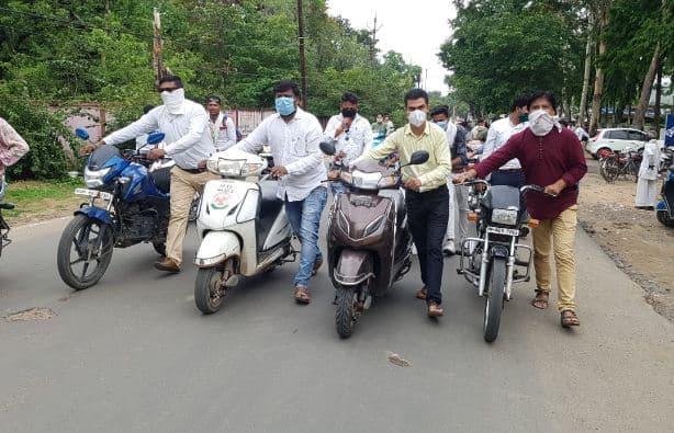 पेट्रोल-डीजल के बढ़ते दामों के खिलाफ युवक कांग्रेस का अनोखा प्रदर्शन