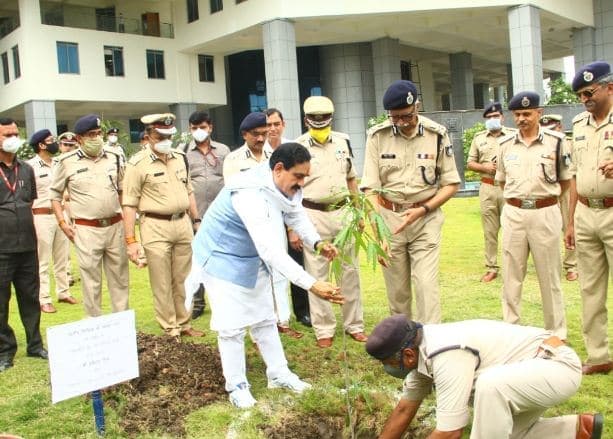 कोरोना वॉरियर्स शहीद पुलिस अधिकारियों को गृहमंत्री की अनूठी श्रद्धांजलि,आसमान भी छलक पड़ा