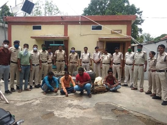 जब्त डंपरों से चुराते थे बैटरी, चोरी के बाद लगा दी थी डंपर में आग, चार गिरफ्तार
