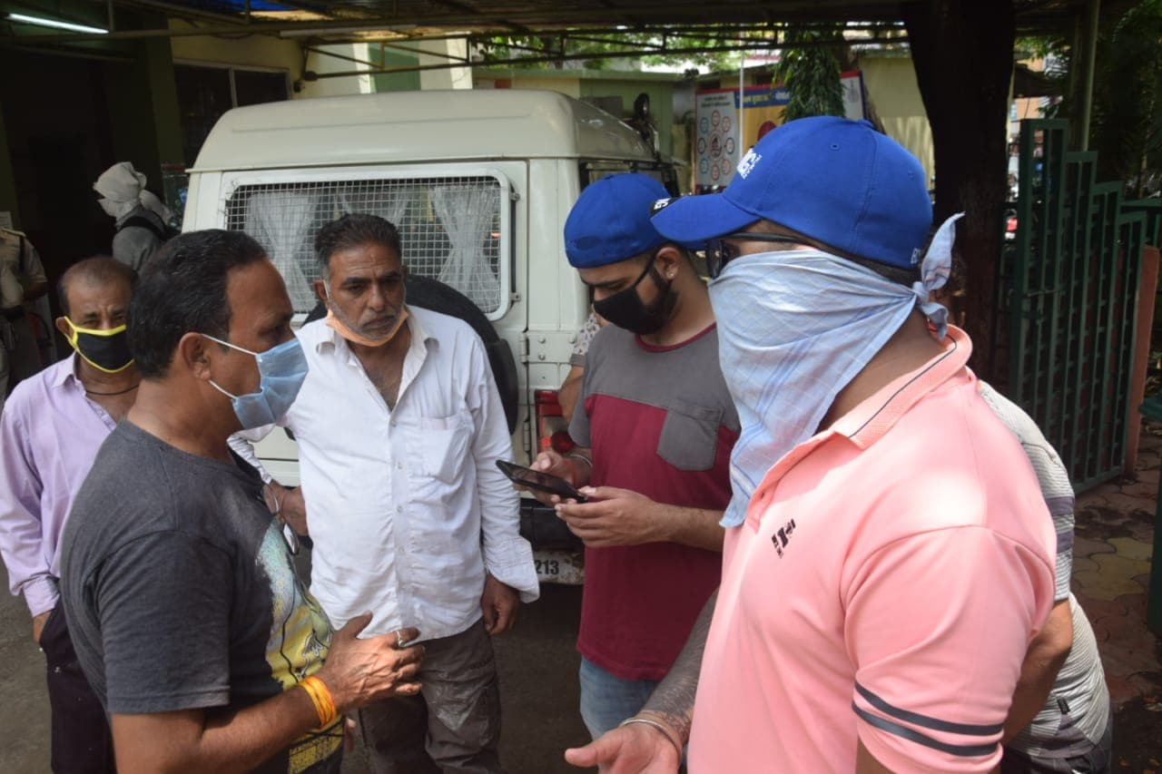 दुकान पर बोर्ड लगाने के विवाद पर युवक की लाठियों से पीट-पीटकर हत्या