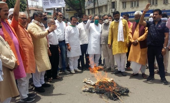 भाजपा ने सभी नौ मंडलों में फूँका कमलनाथ का पुतला