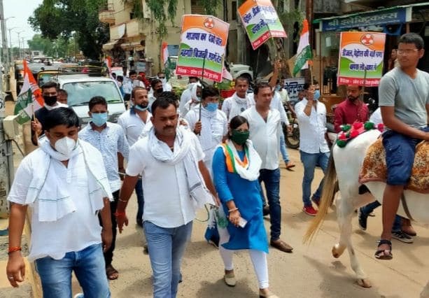 डीजल पेट्रोल के बढ़ते दामों के विरोध में यूथ कांग्रेस ने किया प्रदर्शन।