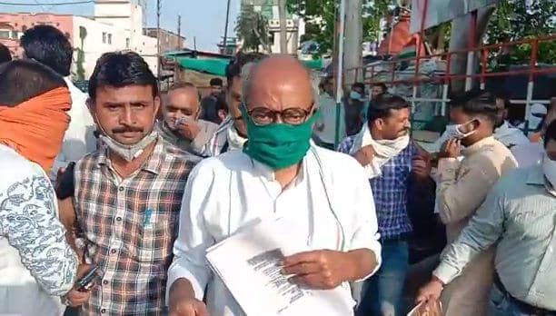 वोटिंग से पहले चिंतामन गणेश के दरबार में पहुंचे दिग्विजय सिंह