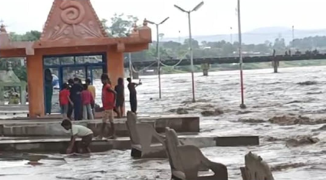 नर्मदा का जल स्तर बढ़ा, बाढ़ देखने के लिए उमड़ी लोगों की भीड़