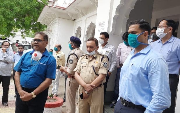 संभागायुक्त ने भाण्डेर में ली अधिकारियों की बैठक