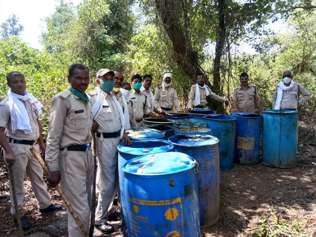लॉकडाउन में बन रही थी अवैध कच्ची शराब, आबकारी विभाग ने मारा छापा