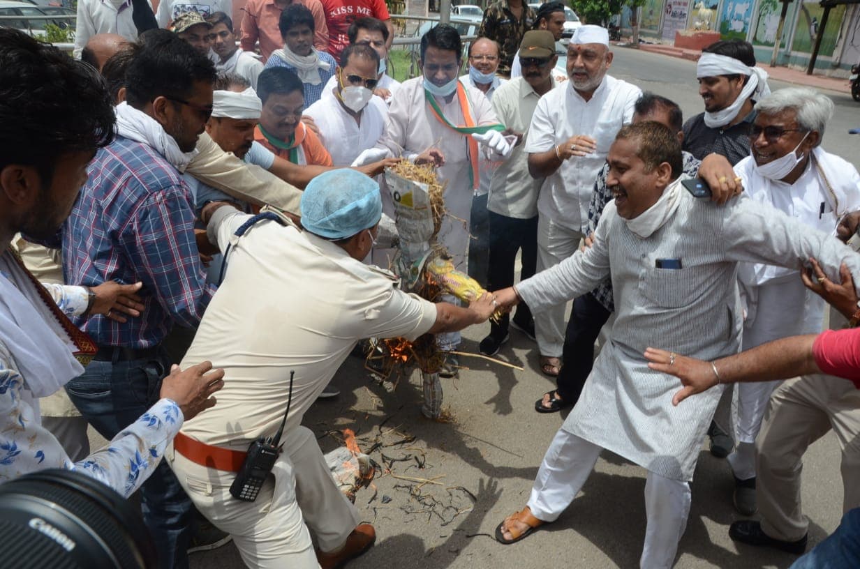 पेट्रोल डीजल की बढ़ती कीमतों के खिलाफ कांग्रेस ने जलाया सीएम शिवराज का पुतला