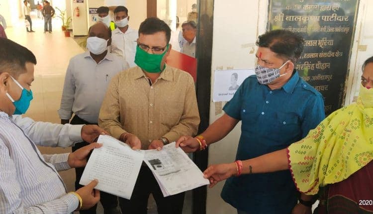 पेट्रोल- डीजल की मूल्यवृद्धि एवं बढ़ते हुए बिजली बिल के विरोध में सौपा ज्ञापन
