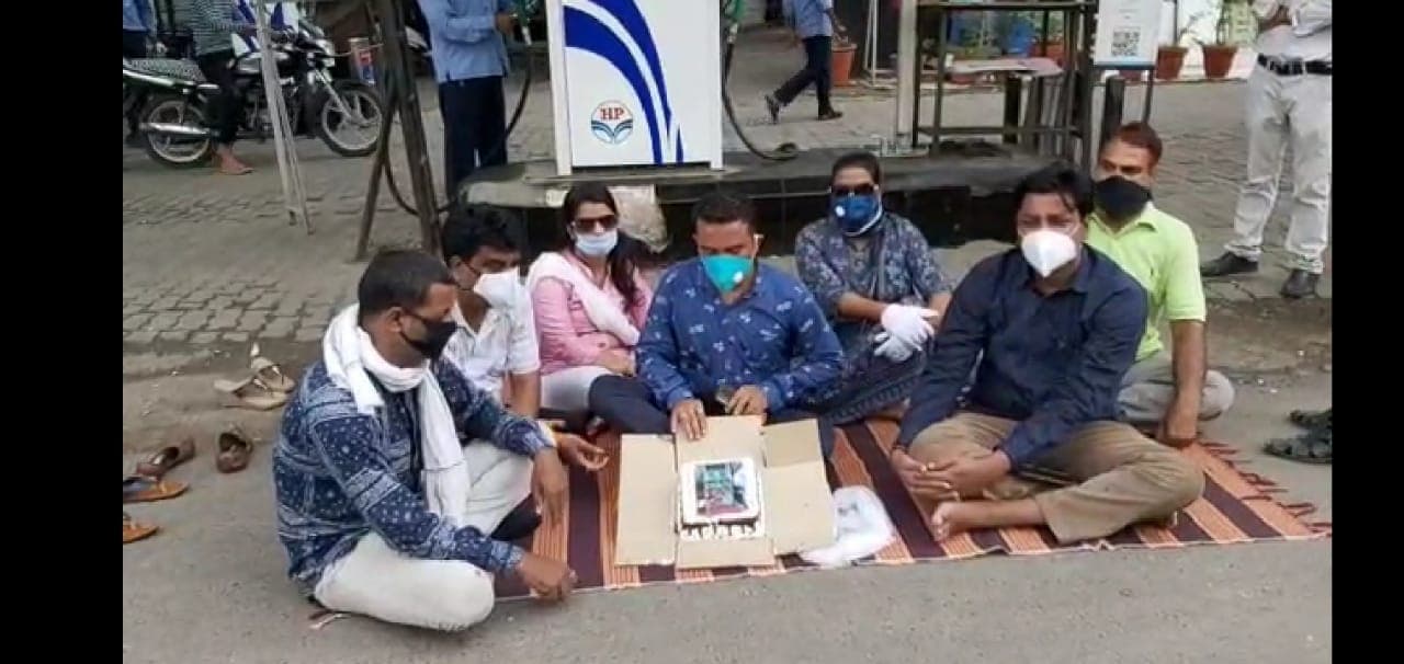 पेट्रोल और डीजल के दामों की बराबरी पर कांग्रेस का विरोध, केक काटकर मनाया जश्न