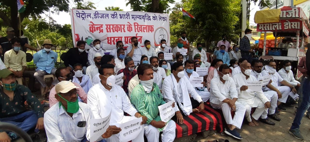 जबलपुर में पूर्व मंत्री लखन घनघोरिया के साथ कांग्रेस कार्यकर्ताओं ने दिया धरना