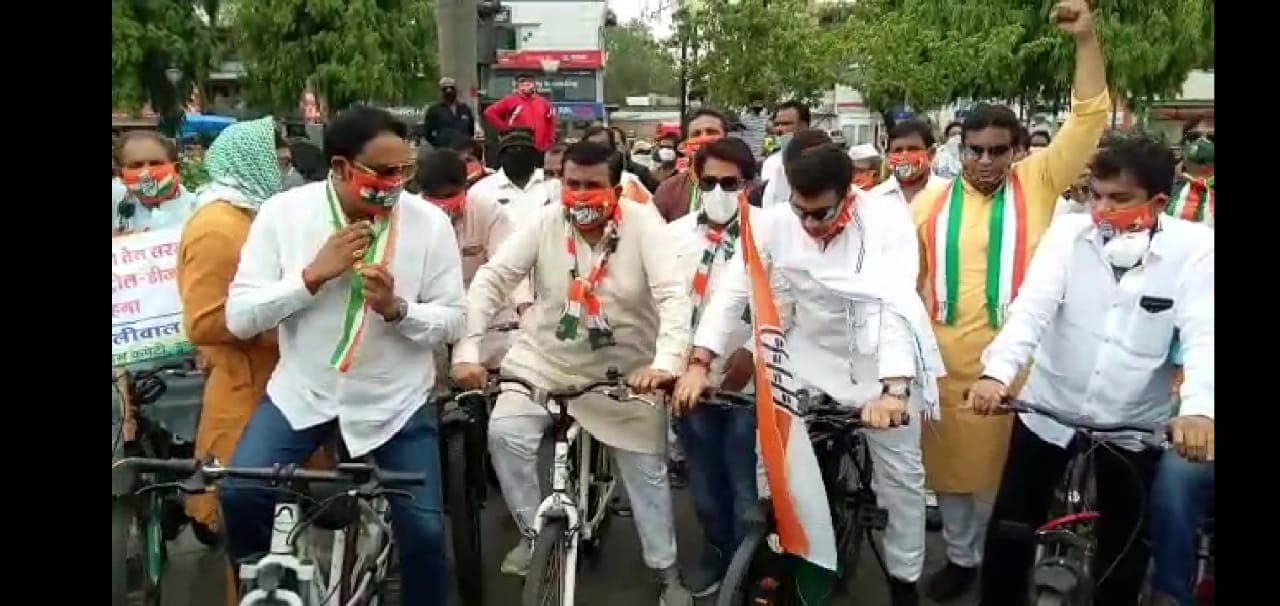 पेट्रोल-डीजल के बढ़ते दामों पर भड़की कांग्रेस, जीतू ने चलाई साईकिल तो कार्यकर्ताओं ने धकाया ठेला