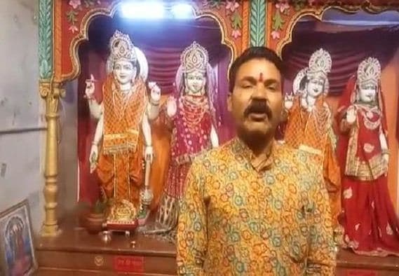 धार्मिक स्थलों के खुलने से पहले मंदिरों में सैनिटाइजर का विरोध