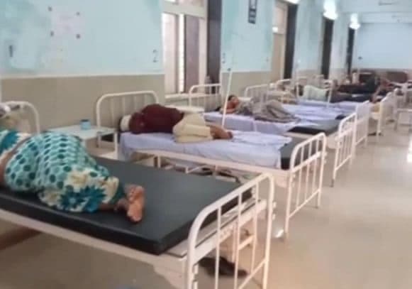 शादी में 300 लोगों को खिलाया खाना, 100 अस्पताल में भर्ती, दूल्हे के पिता व हलवाई पर केस