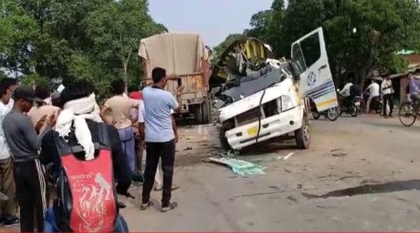 भीषण हादसा: ट्रक और ट्रैवलर बस की टक्कर में दो की मौत, कई घायल