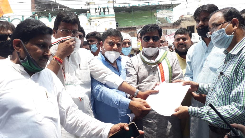 पेट्रोल-डीजल के बढ़ते दामों को लेकर कांग्रेसियों ने कलेक्ट्रेट पर राष्ट्रपति के नाम ज्ञापन सौंपा