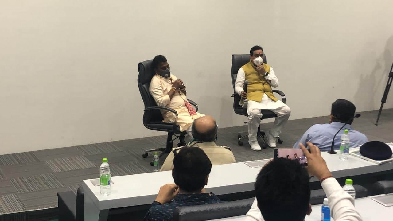 पीपीई किट पहनकर कोविड अस्पताल में मंत्री नरोत्तम मिश्रा, कोविड मरीजो से की मुलाकात