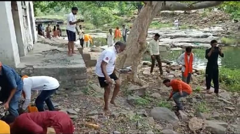 केंद्रीय संस्कृति और पर्यटन मंत्री ने चलाया स्वच्छता अभियान, गौ अभ्यारण के जरारू धाम में किया श्रमदान