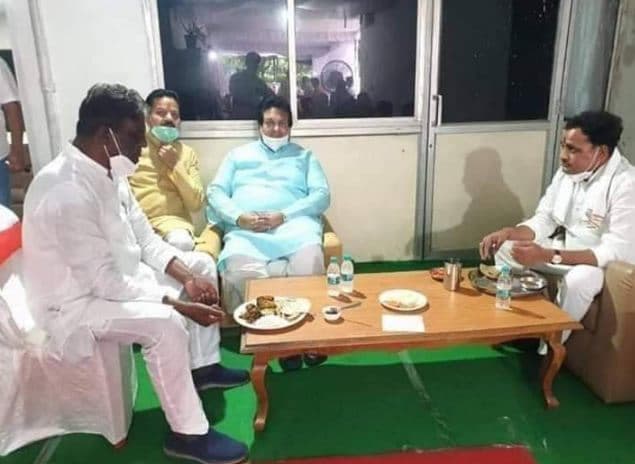 क्यों वायरल हो रही सिंधिया समर्थक पूर्व मंत्री की यह फोटो, कांग्रेस बोली ‘क्या इसी सम्मान के लिए धोखा दिया’
