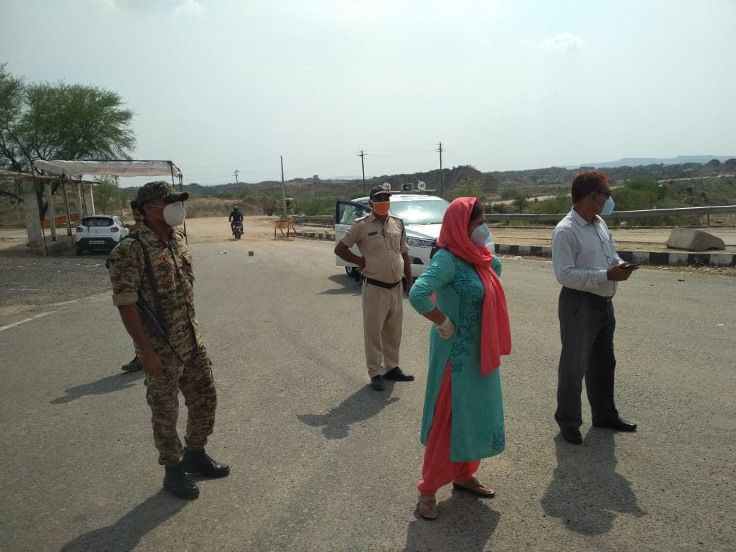 अल्लाबेली चेक पॉइंट पर कलेक्टर ने अधिकारियों को दिए सख्त निर्देश