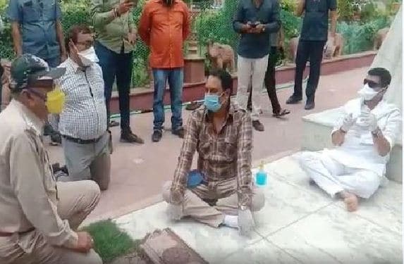 कांग्रेसियों के सामने घुटने टेकने वाले अधिकारियों से नाराज हुई सरकार, आधी रात को किया तबादला