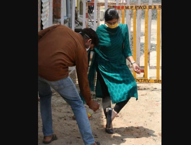अपने ड्राइवर से जूतियां सेनेटाइज कराते नायब तहसीलदार की फोटो वायरल
