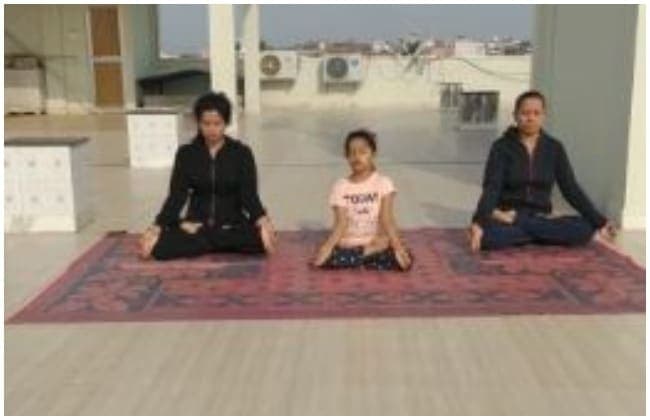 International Yoga Day: ज़िला पंचायत उपाध्यक्ष ने किया योग, कहा ‘महिलाओं के लिए यह जरूरी’
