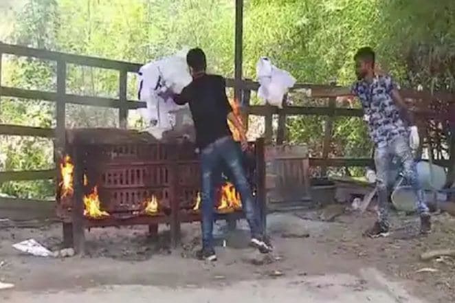 यह कैसी लापरवाही, जलती चिता में डाल दिए पीपीई किट और ग्लव्ज