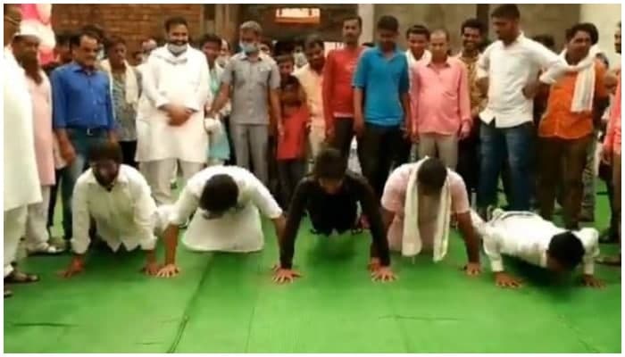 MP उपचुनाव: जब जयवर्धन ने पहलवानों के साथ लगाए Push-Ups, Video Viral