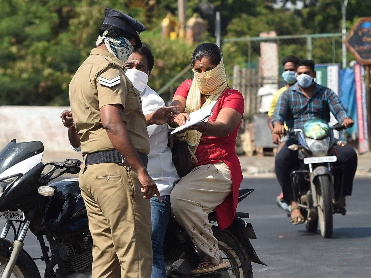 ये कैसी व्यवस्था, सोशल डिस्टेंसिंग भूलने पर पुलिस ने काटा 2.50 लाख रूपए का चालान