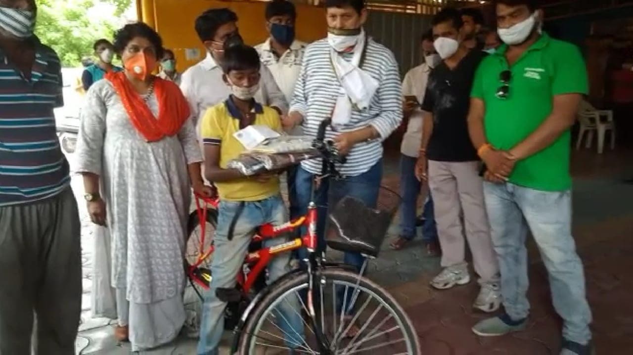 अंडा ठेला पलटने के बाद पलटी किस्मत,दिग्विजय से लेकर केजरीवाल तक मदद के लिए आए