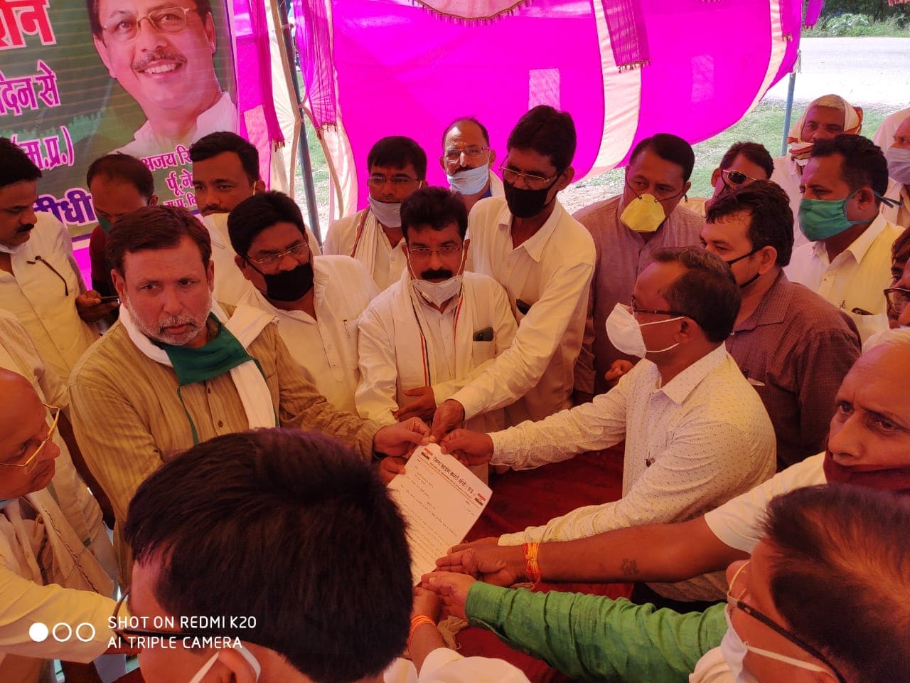कांग्रेस ने राजमार्ग निर्माण को लेकर दिया विशाल धरना,सड़क के गड्ढों में रोपे पौधे