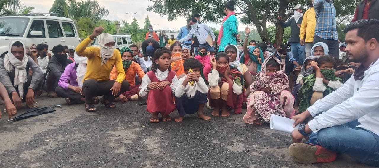 वन विभाग ने बैगा आदिवासियों की जमीन छीन फसलें नष्ट की,आदिवासियों ने कलेक्ट्रेट में दिया धरना
