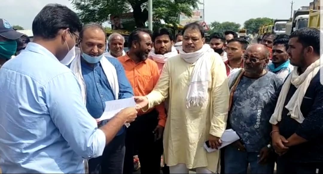 डंपर संचालकों ने सीएम से की आर्थिक सहायता की मांग, एसडीएम को ज्ञापन सौंपा